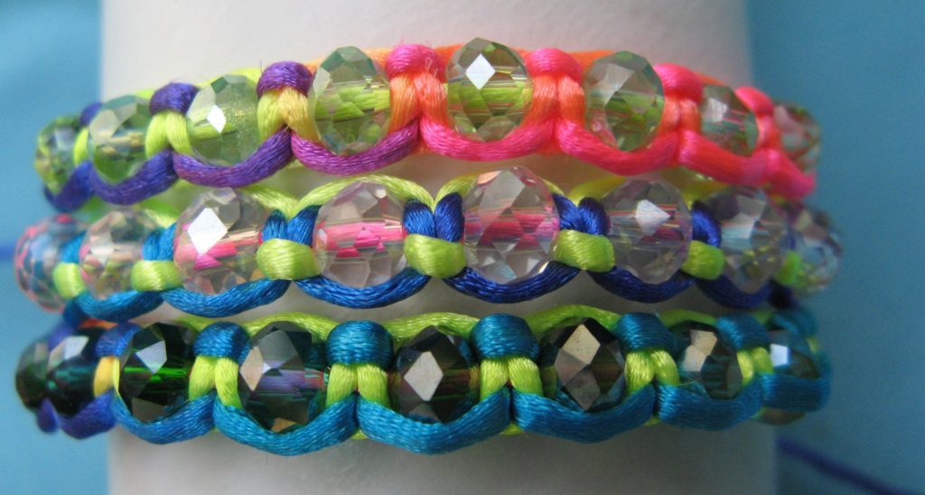 Wooven bracelet, many colors, glass pearls